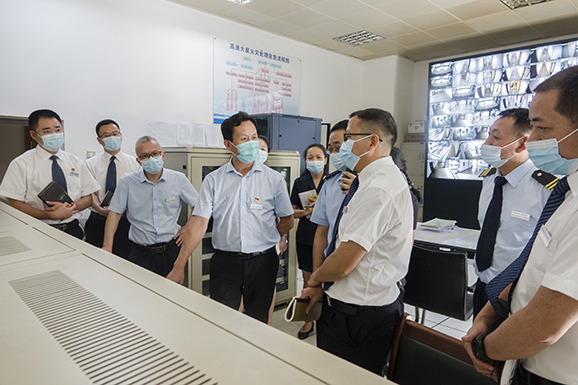 大厦监控室-2-小图.jpg 大厦监控室-2-小图.jpg