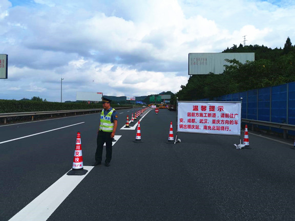 广南高速及时处置山体滑石险情3.JPG 广南高速及时处置山体滑石险情3.JPG