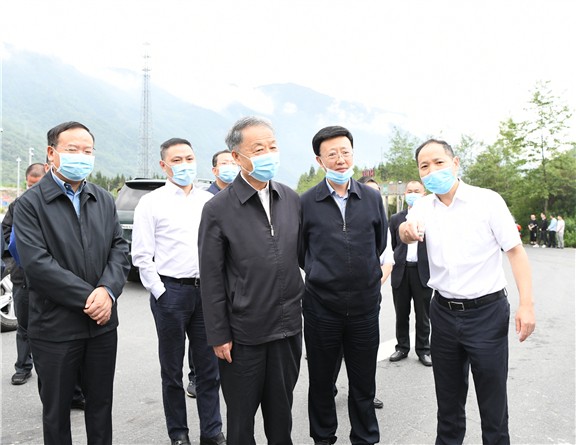 6.4+全国政协副主席、交通运输部党组书记杨传堂调研雅西高速 2(川高).jpg