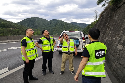 胡学松汛期环保工作3 - 副本.jpg 胡学松汛期环保工作3 - 副本.jpg