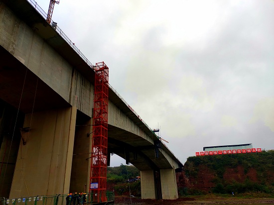 副本2-成资渝高速沱江特大桥右幅主跨成功合龙.jpg 副本2-成资渝高速沱江特大桥右幅主跨成功合龙.jpg