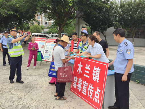 20190627成都绕城高速联合交通执法等单位开展禁毒宣传活动 (2)_CG.jpg