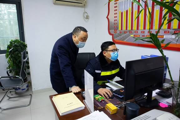 广南公司纪委对收费站及服务区进行专项督查.jpg 广南公司纪委对收费站及服务区进行专项督查.jpg