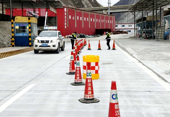 20200331映汶高速公路殷家坝和绵虒服务区临时应急通道计划于3月31日下午开通 将极大帮助国道213线沿线居民出行1_副本.jpg 20200331映汶高速公路殷家坝和绵虒服务区临时应急通道计划于3月31日下午开通 将极大帮助国道213线沿线居民出行1_副本.jpg