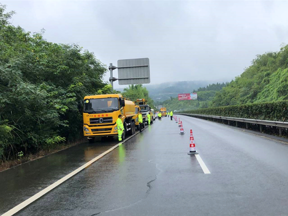 G75兰海高速广南段组织开展2020年汛期应急抢险演练2.jpg G75兰海高速广南段组织开展2020年汛期应急抢险演练2.jpg
