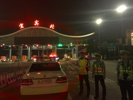 通宵坚守 内宜人确保高速畅通 (9).jpg 通宵坚守 内宜人确保高速畅通 (9).jpg