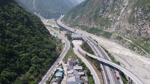 20190524川西公司利用无人设备开展都汶高速地质隐患排查 (2)_cg.jpg