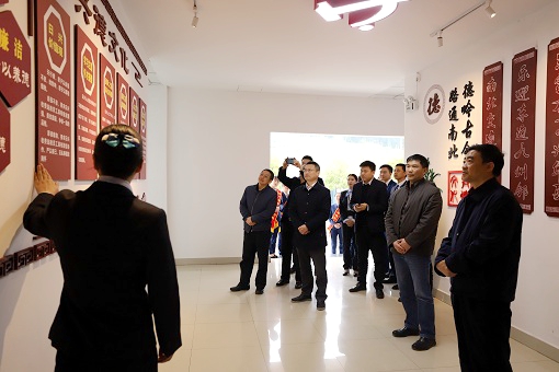 1553762698606953.jpg 3.27交投集团党委副书记邹蔚一行调研巴南公司 1.JPG