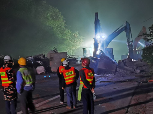 no302-沪蓉高速成南段K1913+620人行天桥应急抢险工作顺利完成(李君达).jpg no302-沪蓉高速成南段K1913+620人行天桥应急抢险工作顺利完成(李君达).jpg