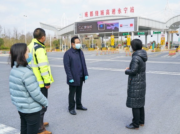 20200206川西公司党委书记、董事长刘宏检查指导公司新冠肺炎防疫防控工作并慰问一线员工1.jpg