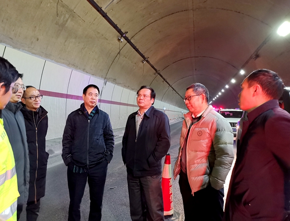 20201201四川省交通运输厅工程质量监督局党委书记、局长梁正钦调研指导都汶高速映汶段隧道照明亮度提升工程 (2)_副本.jpg