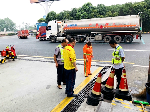 20190704川西公司开展服务区汛期安全隐患专项排查_副本.jpg 20190704川西公司开展服务区汛期安全隐患专项排查_副本.jpg