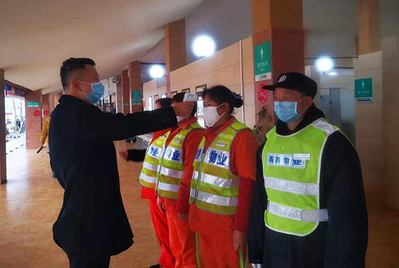 为一线人员检测体温.jpg 为一线人员检测体温.jpg