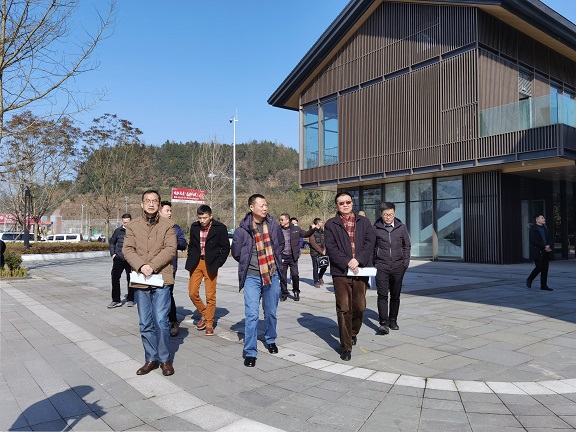 1月13日何刚董事长一行调研指导恩阳服务区.jpg 1月13日何刚董事长一行调研指导恩阳服务区.jpg