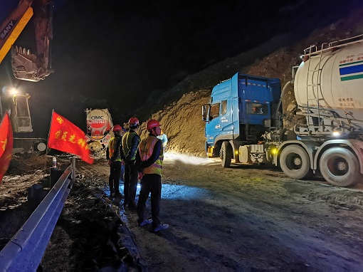 绵九公司参与道路抢险-3.jpg