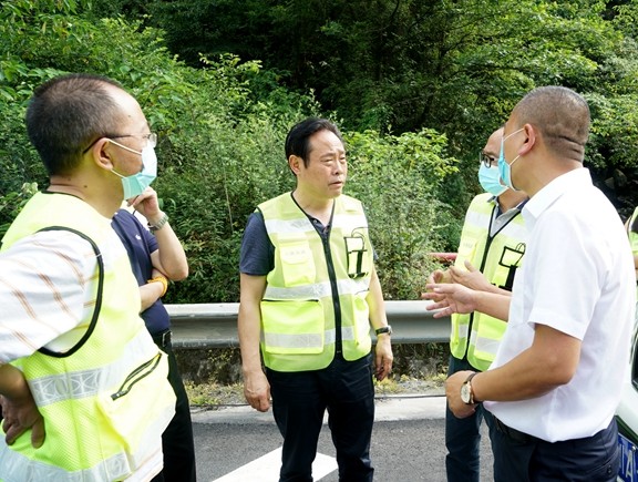 20200615川西公司党委书记、董事长刘宏调研指导都汶高速安全工作 (1)_副本.jpg