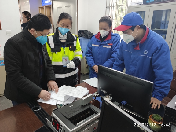自贡市高新区环境与应急局局长刘武一行到自贡北服务区检查防疫工作 (2).jpg 自贡市高新区环境与应急局局长刘武一行到自贡北服务区检查防疫工作 (2).jpg