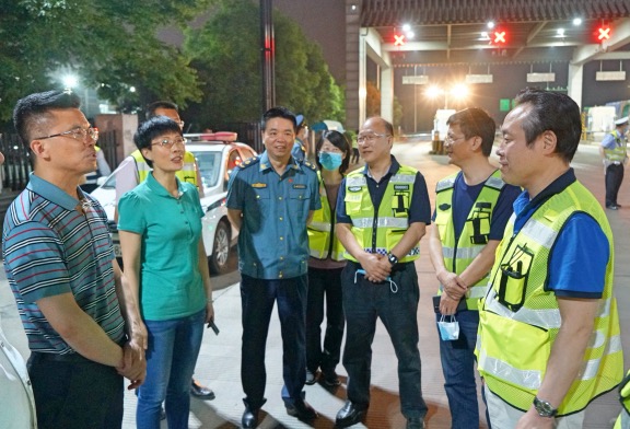 20200506省交通运输厅党组成员、副厅长张勇督导成都绕城高速恢复收费工作4.jpg
