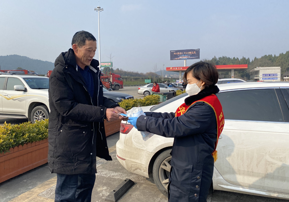 广南高速志愿者为过往司乘人员发放防护口罩.jpg 广南高速志愿者为过往司乘人员发放防护口罩.jpg