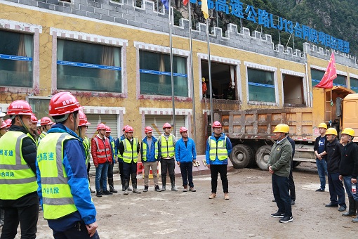 曾忠董事长到白马视察“9.13特大洪灾”灾情.jpg 曾忠董事长到白马视察“9.13特大洪灾”灾情.jpg