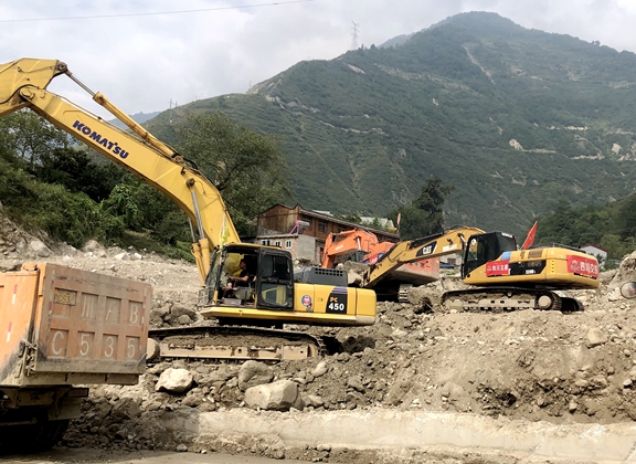 20200824川西公司党委书记、董事长刘宏检查指导都汶高速防汛抢险工作 (3)_副本.jpg