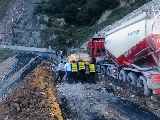 绵九公司参与道路抢险-1.jpg