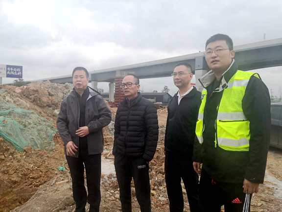 20201103川西公司党委副书记、总经理刘小刚调研“东西轴线”上跨绕城高速项目施工工作 (2)_副本.jpg 20201103川西公司党委副书记、总经理刘小刚调研“东西轴线”上跨绕城高速项目施工工作 (2)_副本.jpg