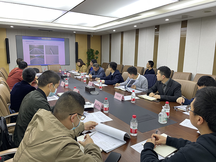 川高公司组织召开重大路面养护工程审查会02 750.png