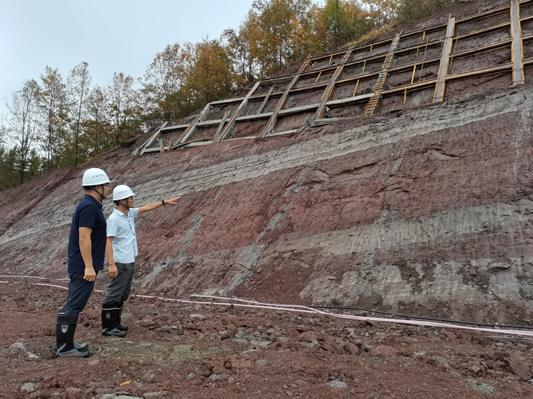 (2022.8.30 王建军)雨中巡查筑防线 平安度汛抓开元棋牌_副本.jpg