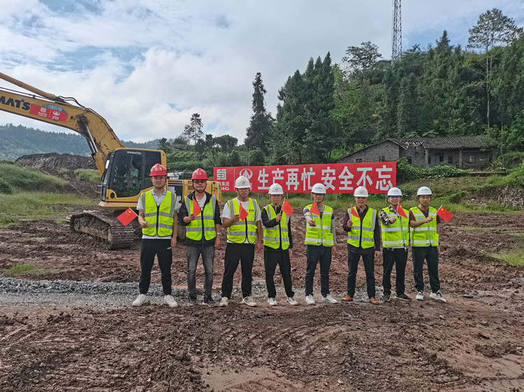 党建引领,坚守国庆——开梁高速吹响“决战四季度,大干一百天”冲锋号 (1)_副本.jpg