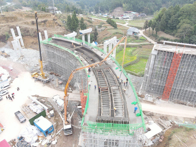 决战四季度 大干一百天 开梁高速开江东枢纽互通开元棋牌新进展 (2)_副本.jpg