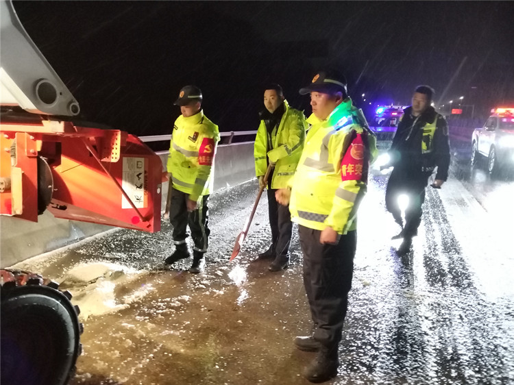 雪辱霜欺,不改高速人逆行者风采-达州管理处科学、高效处置暴风雪恶劣天气.JPG