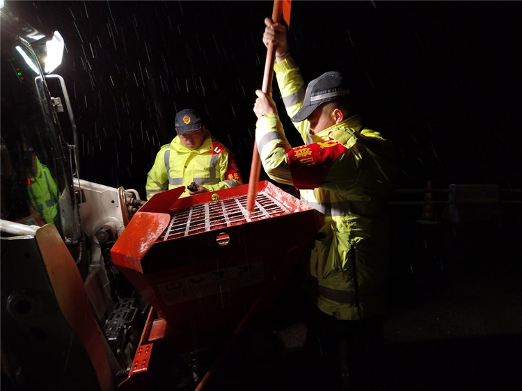 雪辱霜欺,不改高速人逆行者风采-达州管理处科学、高效处置暴风雪恶劣天气 (2).JPG
