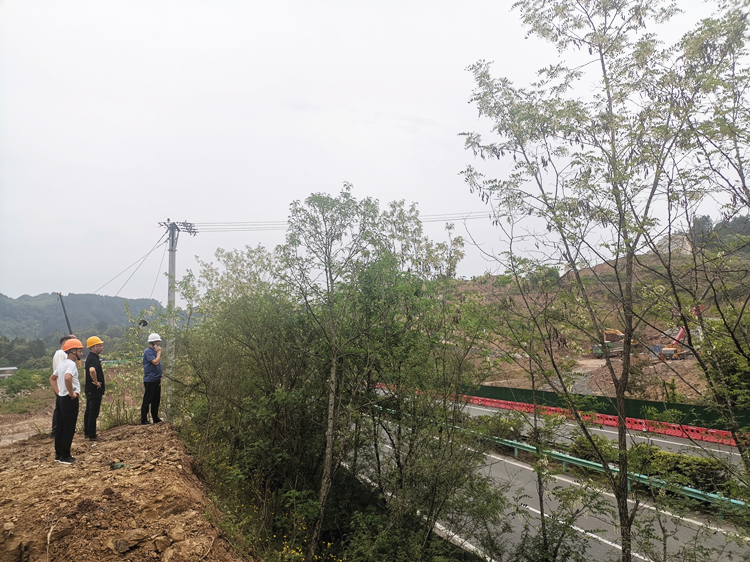 开梁高速(四川境)联合党支部助力项目电力线路迁改取得重大突破! (1)_副本.jpg