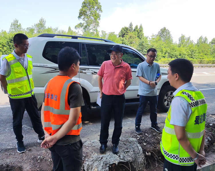 2022.7.4广南公司党委副书记、总经理张忠林带队开展养护施工专项检查1.jpg
