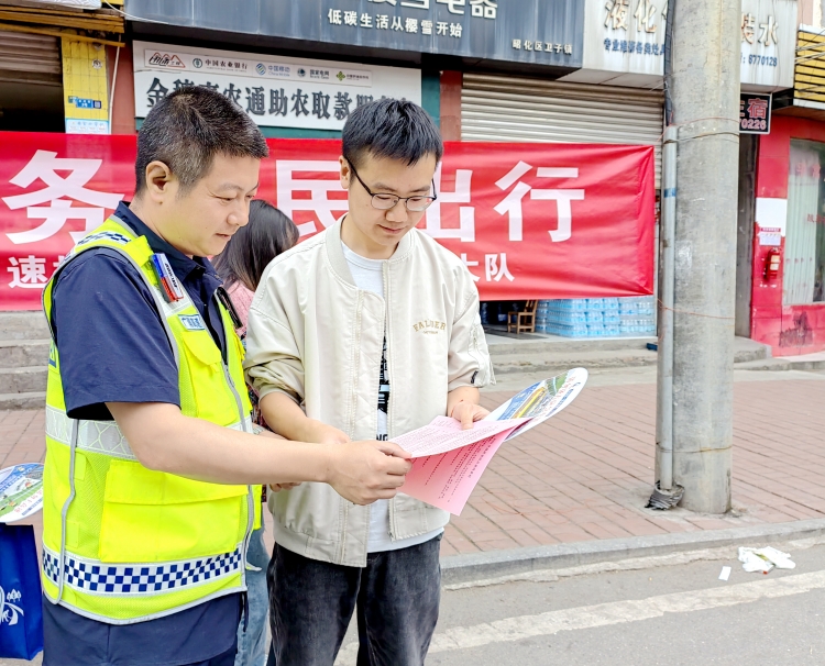 广南公司广元管理处积极组织开展“保障公路畅通 服务人民出行”主题宣传活动3.jpg