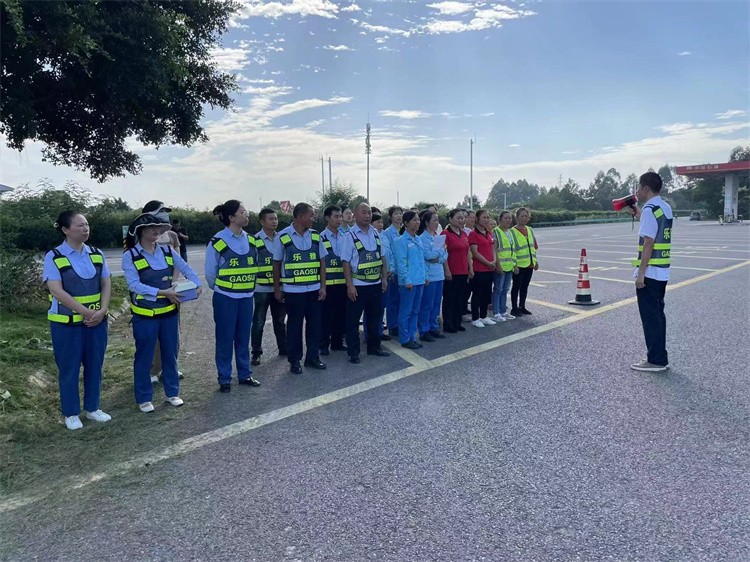 9月13日夹江服务区开展紧急撤离应急演练(1).jpg