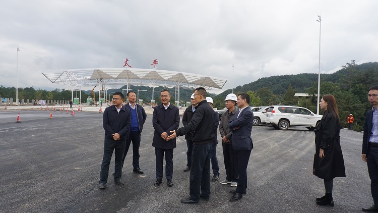 蜀道集团党委书记、董事长冯文生调研九绵高速通车段.jpg