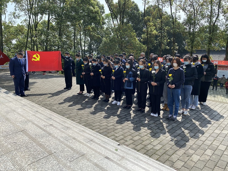 绵九公司营运一线党员职工开展清明祭奠英烈主题党日活动.JPG