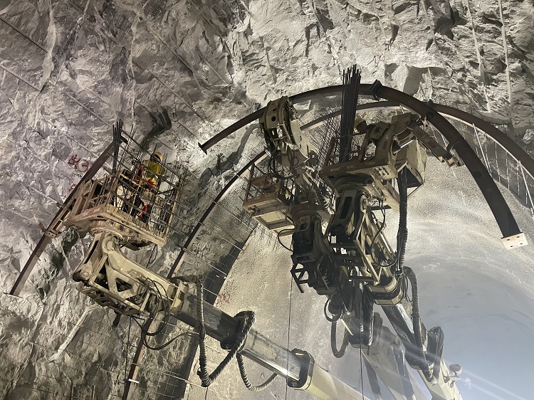 九绵高速白马段控制性工程民族村隧道全幅顺利贯通 (1).jpg