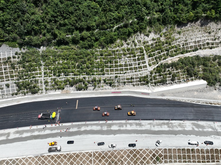 九绵高速九寨沟段LM1合同段中粒式沥青砼AC-20C下面层试验路成功铺筑 (2).jpg