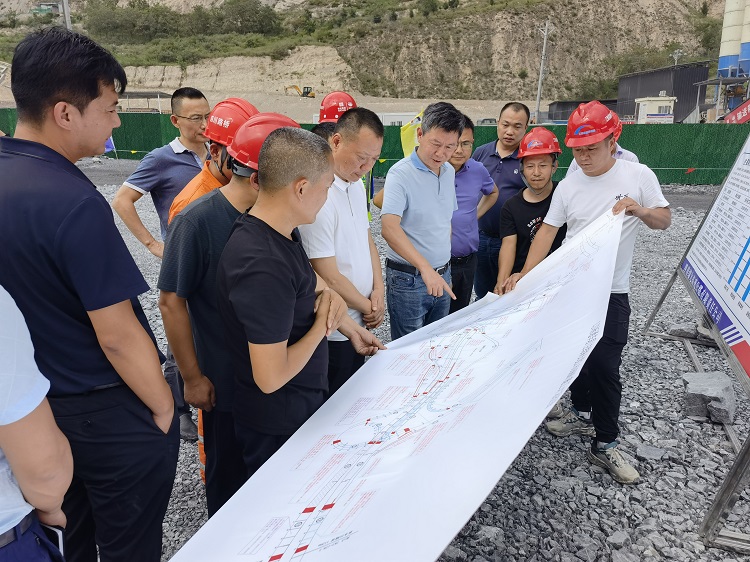 川高公司党委书记、董事长何刚督导检查九绵高速开元棋牌推进情况.jpg