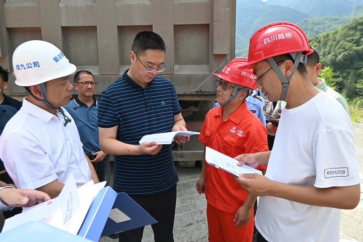 平武县委书记、县长姜坤赴九绵高速、清九路调研指导工作2.jpg