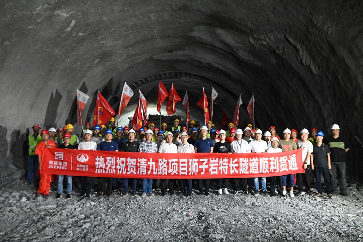 狮子岩特长隧道顺利贯通.jpg