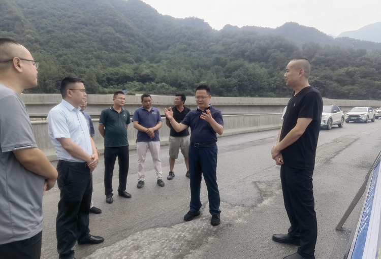 绵阳交通运输局局长谭谱调研九绵高速江油段工程开元棋牌情况2.jpg