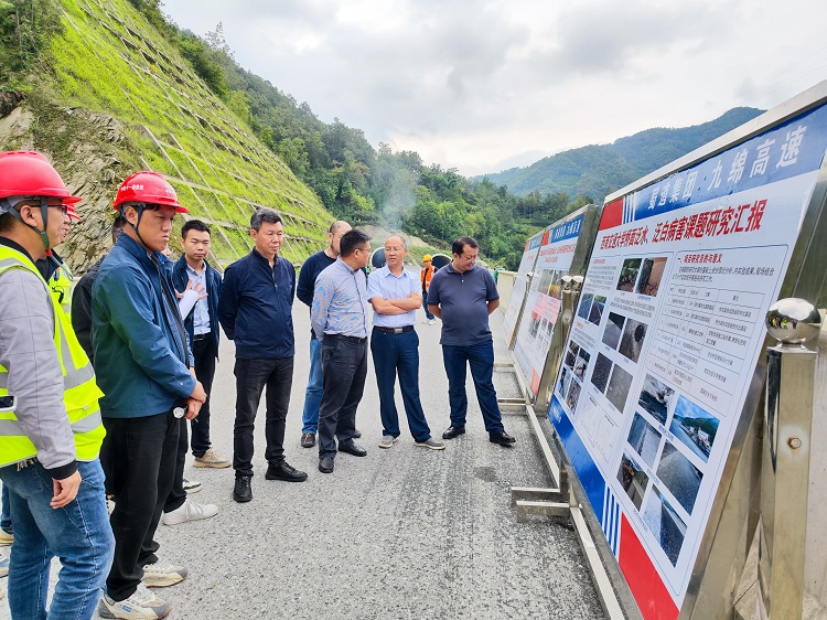 川高公司副总经理刘勇赴九绵高速项目调研 (2).jpg