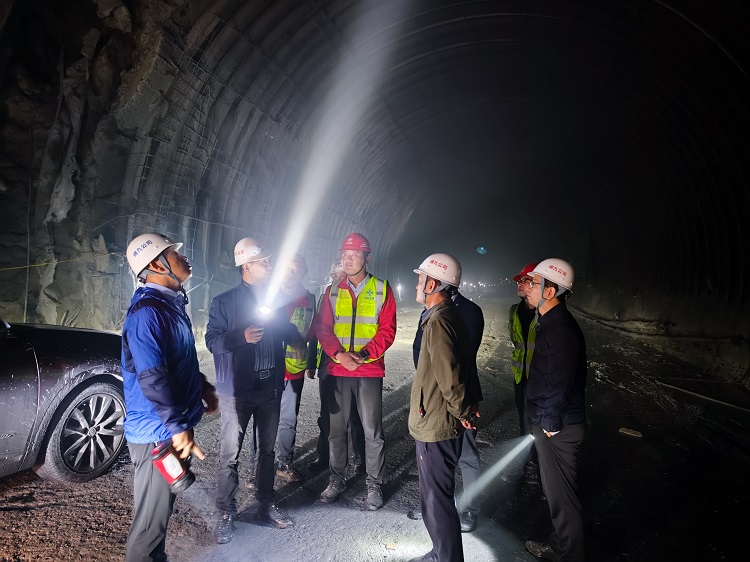 川高公司副总经理刘勇赴九绵高速项目调研 (3).jpg