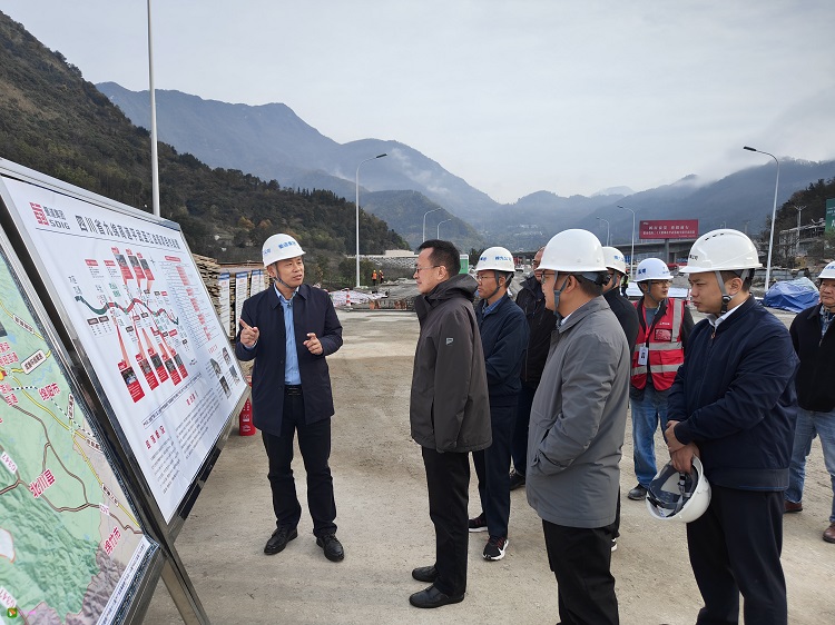 川高公司党委书记、董事长黄兵督导九绵高速项目开元棋牌和安全环保工作.jpg