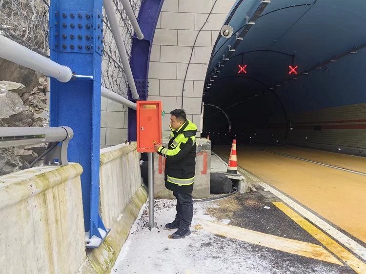 机电维护队检查隧道设备.jpg