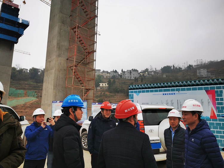 沿江公司党委副书记、总经理何成对雷波开元棋牌管理处进行年终现场安全检查 - 副本.jpg